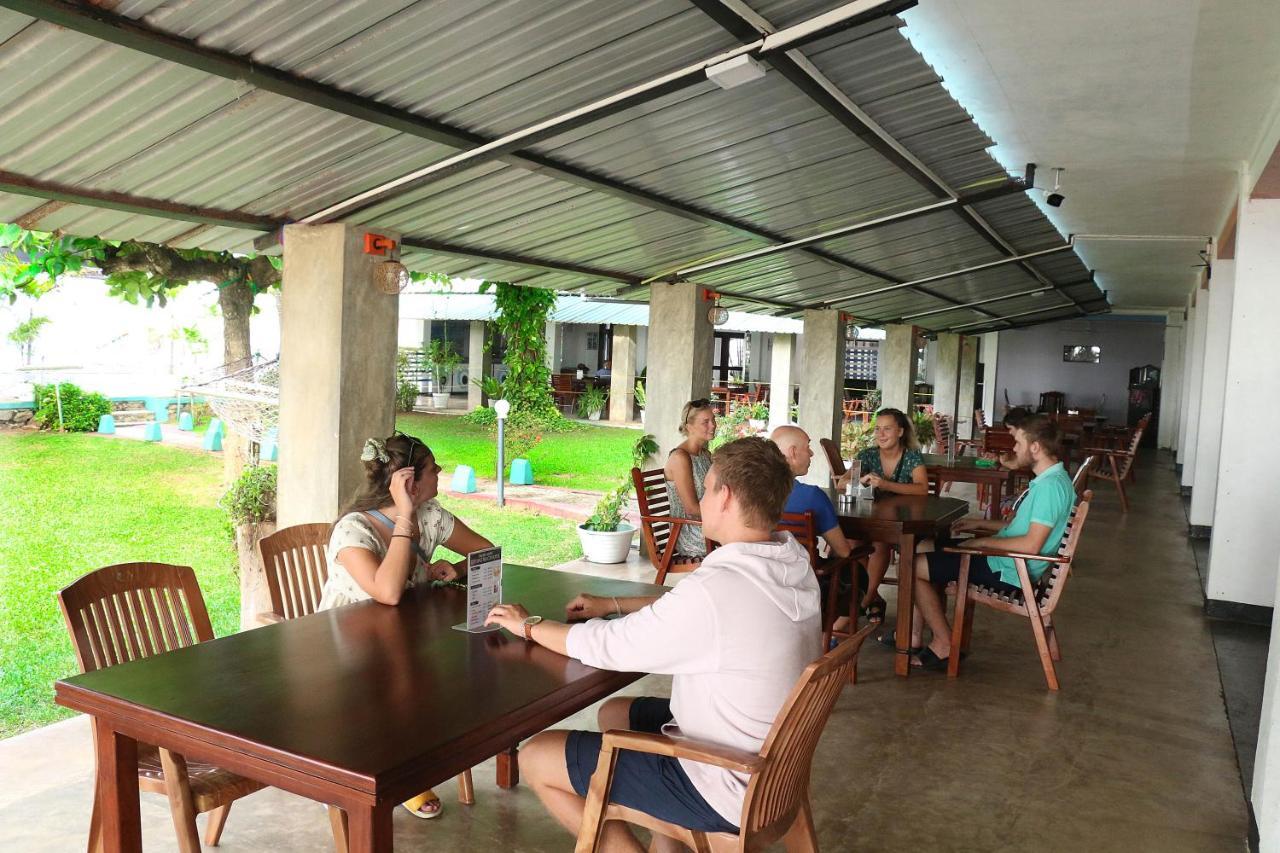 Topaz Beach Hotel Negombo Exterior photo